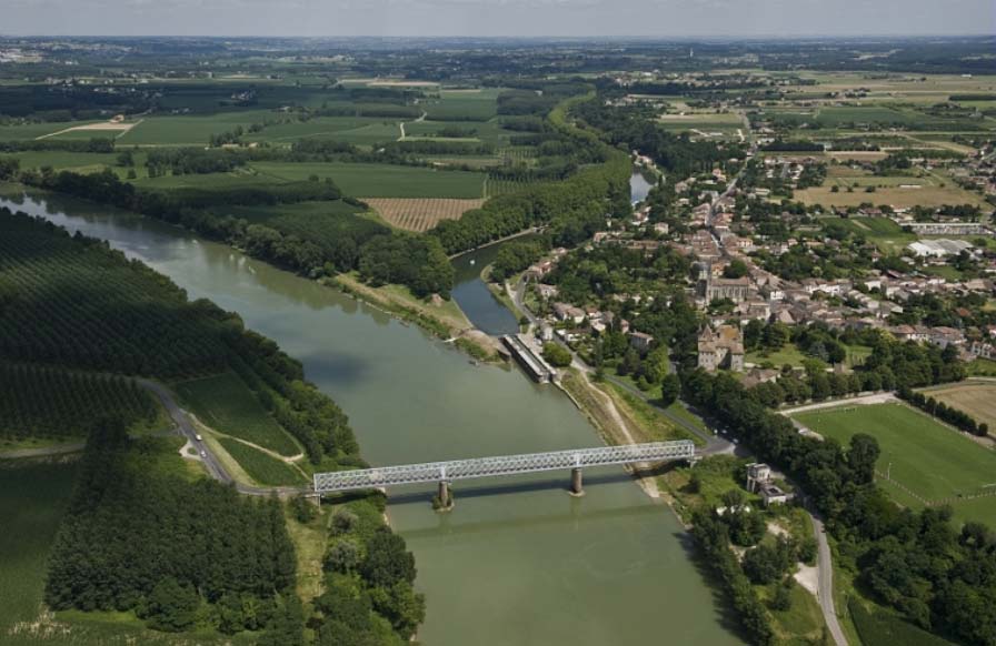 Le débouché du canal latéral à la Garonne à Castets-en-Dorthe en Gironde (Didier Taillefer/SMEAG)