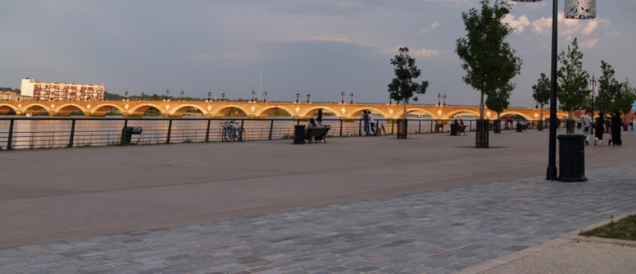 Le premier pont qui traverse la Garonne à Bordeaux (Philippe Valette)